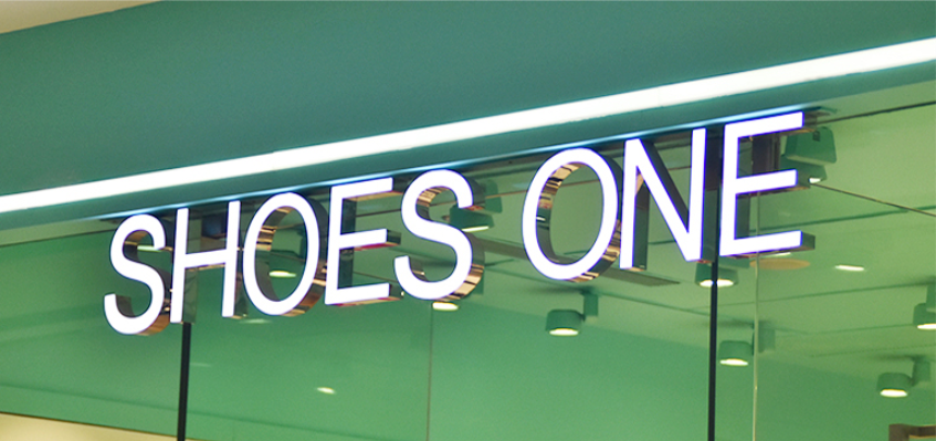 商場shoesone店鋪招牌